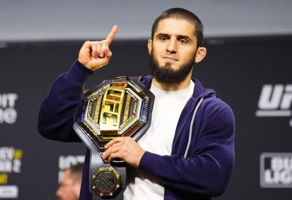 Ислам Махачев освободил пояс чемпиона UFC