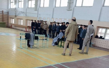 В Навои школьников собрали в спортзале и постригли